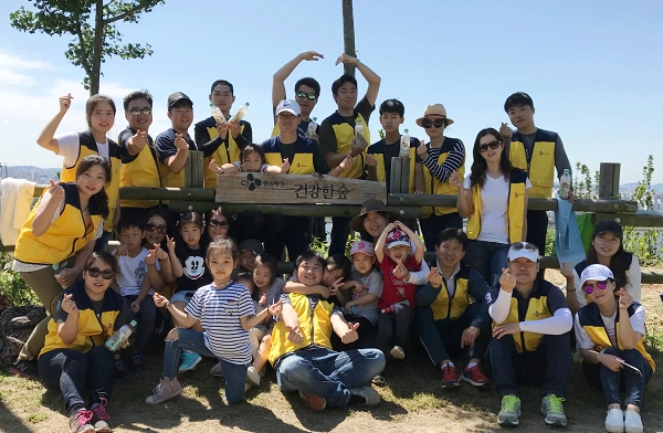 CJ헬스케어 임직원들이 16일 서울 마포구 노을공원 내 CJ헬스케어 숲에서 건강한 숲, 편안한 숨 활동 종료 후 기념사진을 찍고 있다.