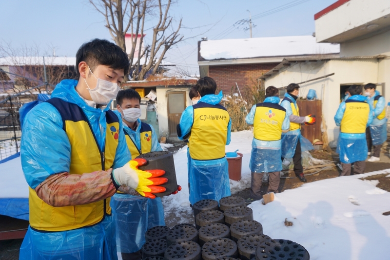 사진1.CJ헬스케어 오송공장 임직원들이 오송 지역에서 연탄 나눔 봉사활동을 진행하고 있다 사진1.CJ헬스케어 오송공장 임직원들이 오송 지역에서 연탄 나눔 봉사활동을 진행하고 있다