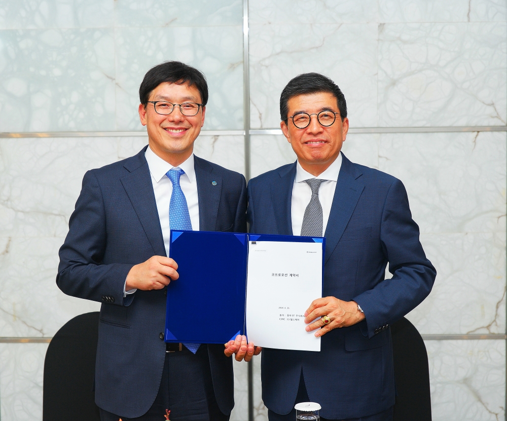 사진. CJ헬스케어 강석희 대표이사(오른쪽)와 동아에스티 엄대식 대표이사(왼쪽)가 계약서를 들고 기념사진을 찍고 있다. 사진. CJ헬스케어 강석희 대표이사(오른쪽)와 동아에스티 엄대식 대표이사(왼쪽)가 계약서를 들고 기념사진을 찍고 있다.