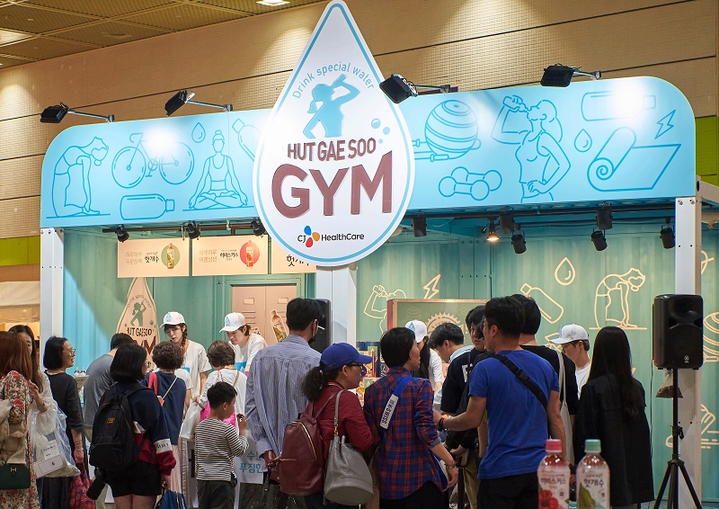 사진2. 지난 2일부터 6일까지 서울 코엑스에서 열린 올리브콘에서 헛개수 홍보 이벤트를 진행하고 있는 CJ헬스케어 헛개수 부스 전경