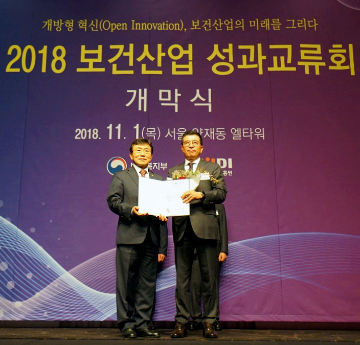 사진1. 보건복지부장관상을 수상한 CJ헬스케어의 강석희 대표(우)가 권덕철 보건복지부 차관(좌)과 기념사진을 촬영하고 있다. 사진1. 보건복지부장관상을 수상한 CJ헬스케어의 강석희 대표(우)가 권덕철 보건복지부 차관(좌)과 기념사진을 촬영하고 있다.