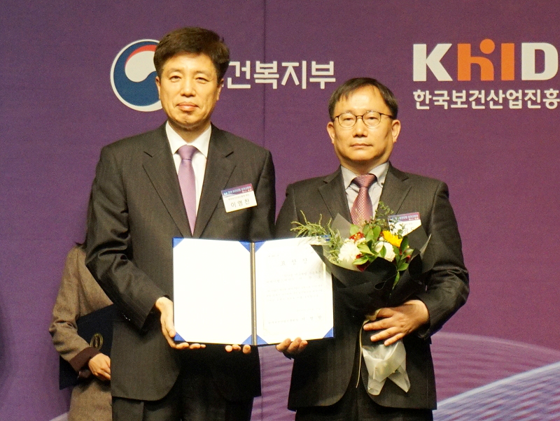 사진2. 한국보건산업진흥원장상을 수상한 CJ헬스케어 최광도 부장(우)이 이영찬 한국보건산업진흥원장(좌)과 기념사진을 촬영하고 있다. 사진2. 한국보건산업진흥원장상을 수상한 CJ헬스케어 최광도 부장(우)이 이영찬 한국보건산업진흥원장(좌)과 기념사진을 촬영하고 있다.