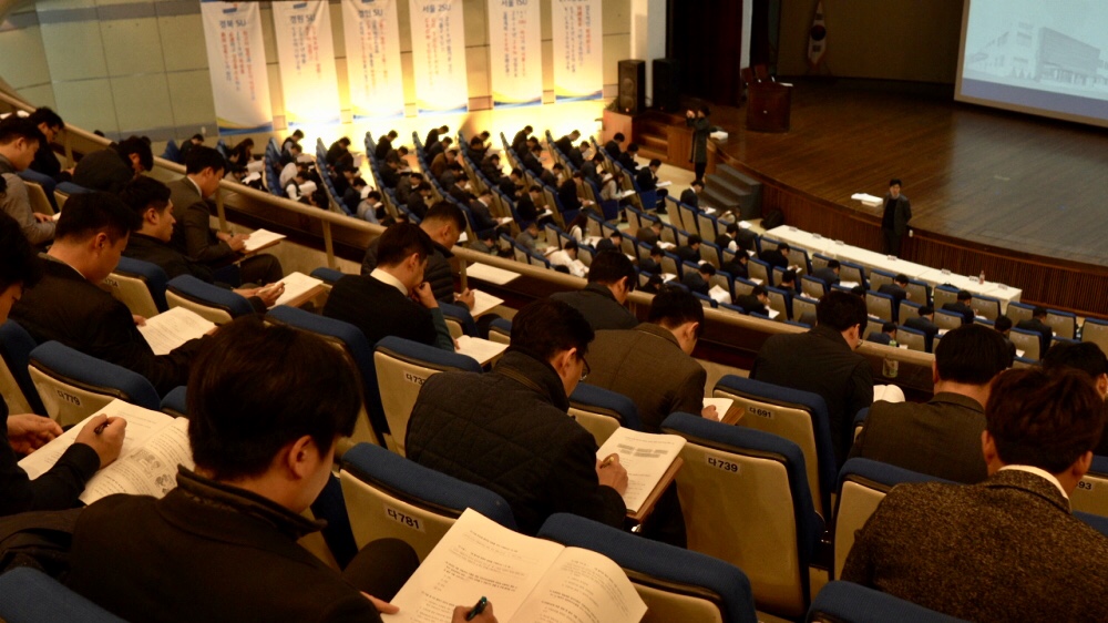 사진2. CJ헬스케어 영업마케팅 워크샵에서 임직원들이 CP시험을 보고 있다. 사진2. CJ헬스케어 영업마케팅 워크샵에서 임직원들이 CP시험을 보고 있다.