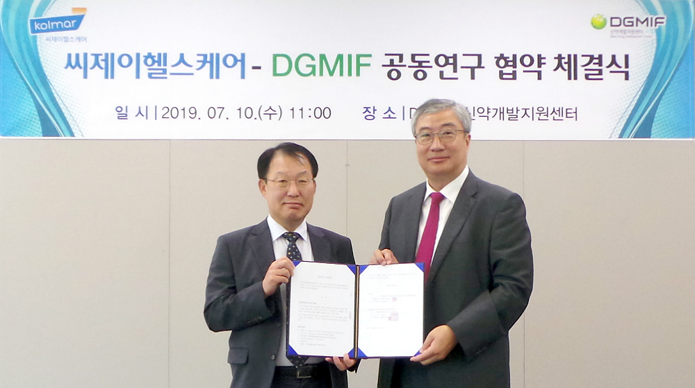 씨제이헬스케어 김병문 R&D 총괄 부사장(왼쪽)과 대구첨복재단 손문호 신약개발지원센터장(오른쪽)이 항암신약 공동 연구 계약을 맺고 기념사진을 찍고 있다. 씨제이헬스케어 김병문 R&D 총괄 부사장(왼쪽)과 대구첨복재단 손문호 신약개발지원센터장(오른쪽)이 항암신약 공동 연구 계약을 맺고 기념사진을 찍고 있다.