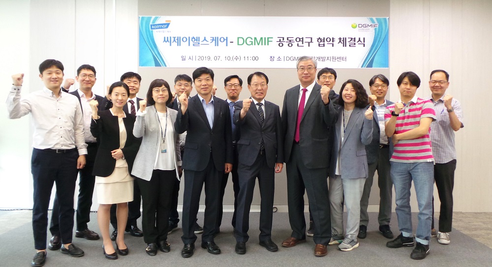씨제이헬스케어 김병문 R&D 총괄 부사장(오른쪽에서 7번째) 및 대구첨복재단 손문호 신약개발지원센터장(오른쪽에서 6번째) 이하 임직원들이 항암신약 공동 연구 계약을 맺고 기념사진을 찍고 있다. 씨제이헬스케어 김병문 R&D 총괄 부사장(오른쪽에서 7번째) 및 대구첨복재단 손문호 신약개발지원센터장(오른쪽에서 6번째) 이하 임직원들이 항암신약 공동 연구 계약을 맺고 기념사진을 찍고 있다.