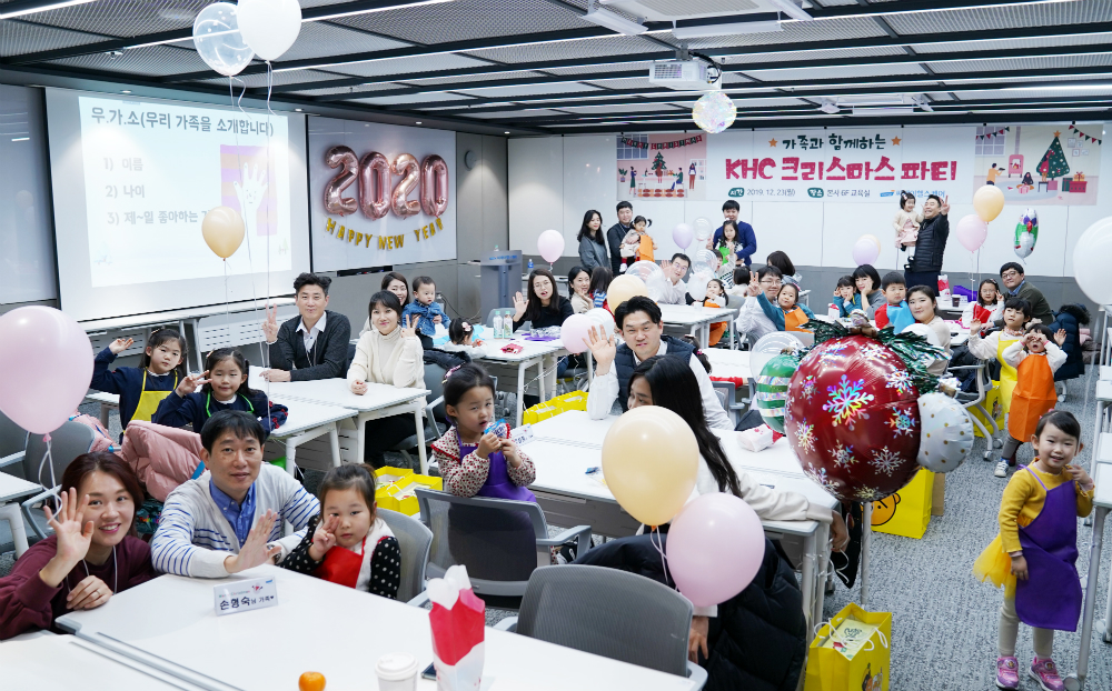 크리스마스 파티에 참여한 씨제이헬스케어 임직원과 가족들이 파티 시작에 앞서 기념사진을 찍고 있다. 크리스마스 파티에 참여한 씨제이헬스케어 임직원과 가족들이 파티 시작에 앞서 기념사진을 찍고 있다.